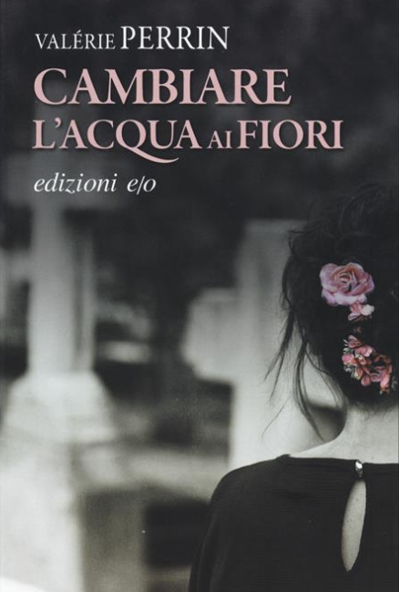 Cambiare l'acqua ai fiori